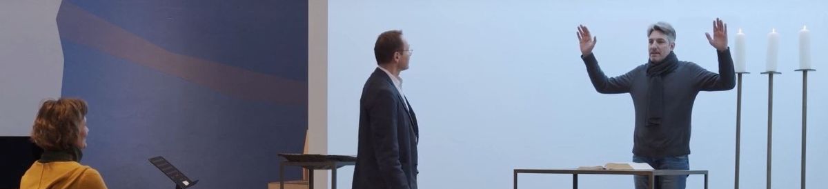 drei Personen in einer Kapelle