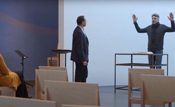 drei Personen in einer Kapelle