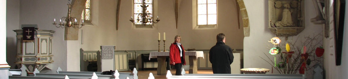 zwei Personen im Kirchraum